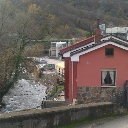 La Falguera Pola de Lena Buitenkant foto