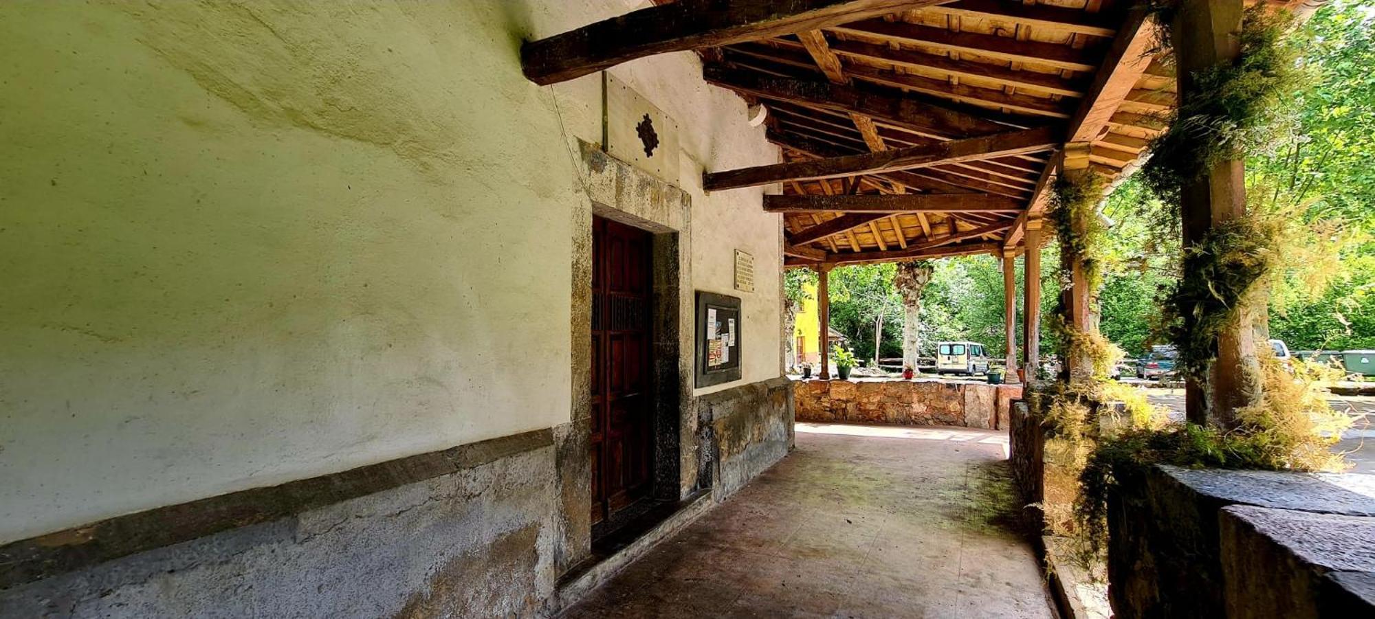 La Falguera Pola de Lena Buitenkant foto